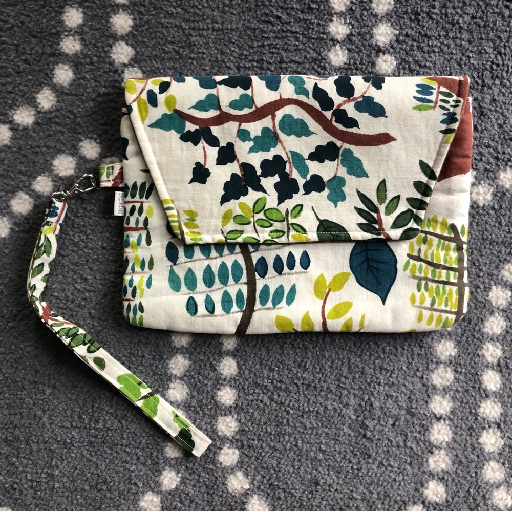 (Mae) Fabric Leaf/Tree Wristlet Bag
